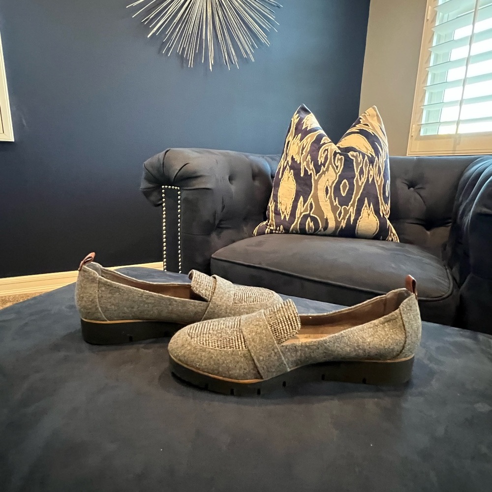 Dr Shcolls gray tweed color. Good used condition.